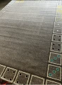 Dywan z motywem DOMINO - zdjęcie, ramowy układ wzoru ułożony z kostek domino, z jednolitym szarym środkiem -